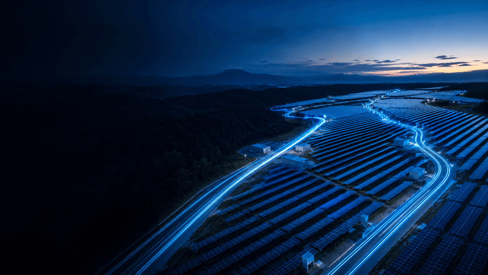夜明け前の太陽光発電所を走る青い光の軌跡